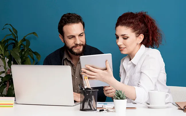 How does collaboration with a custom software development agency work?