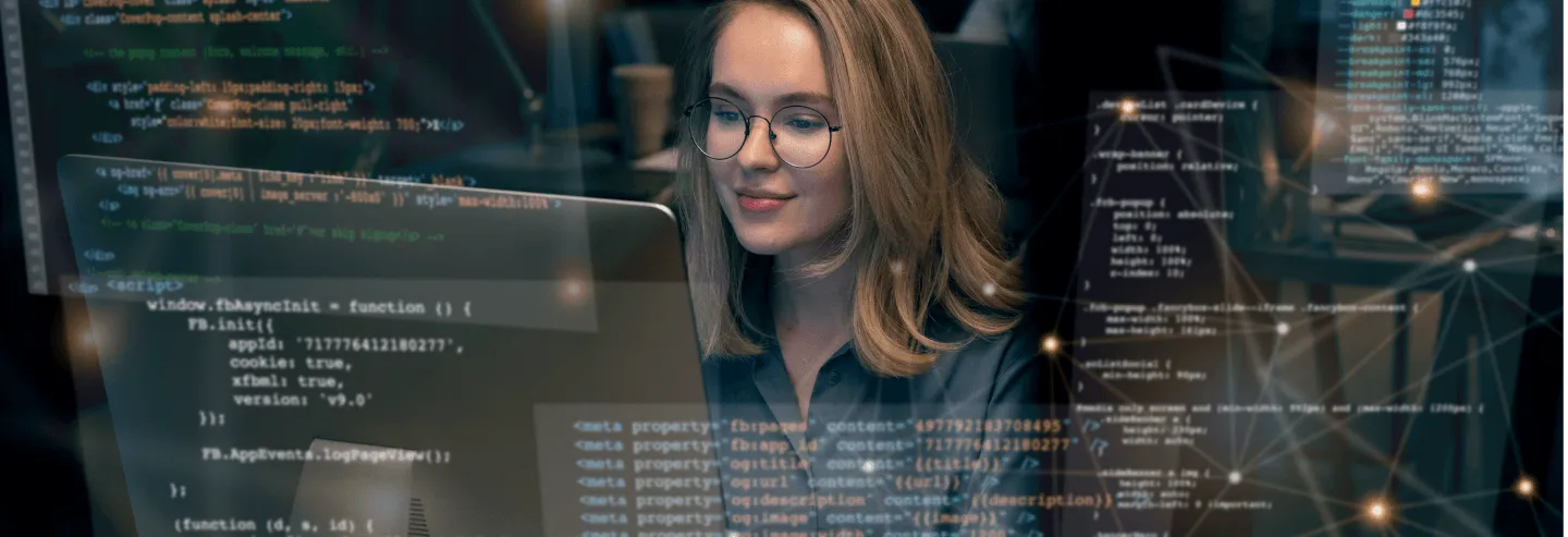 mujer escribiendo codigo 