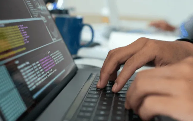 Arquitecturas híbridas de alto rendimiento: Rust vs Go en 2026