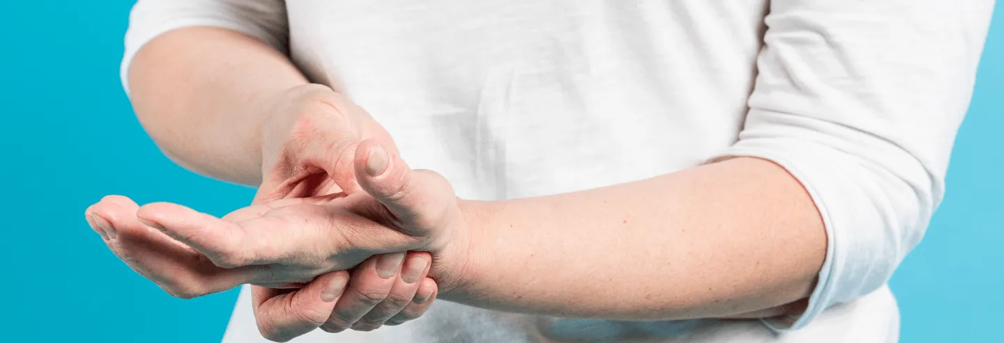 mujer sujetando su mano