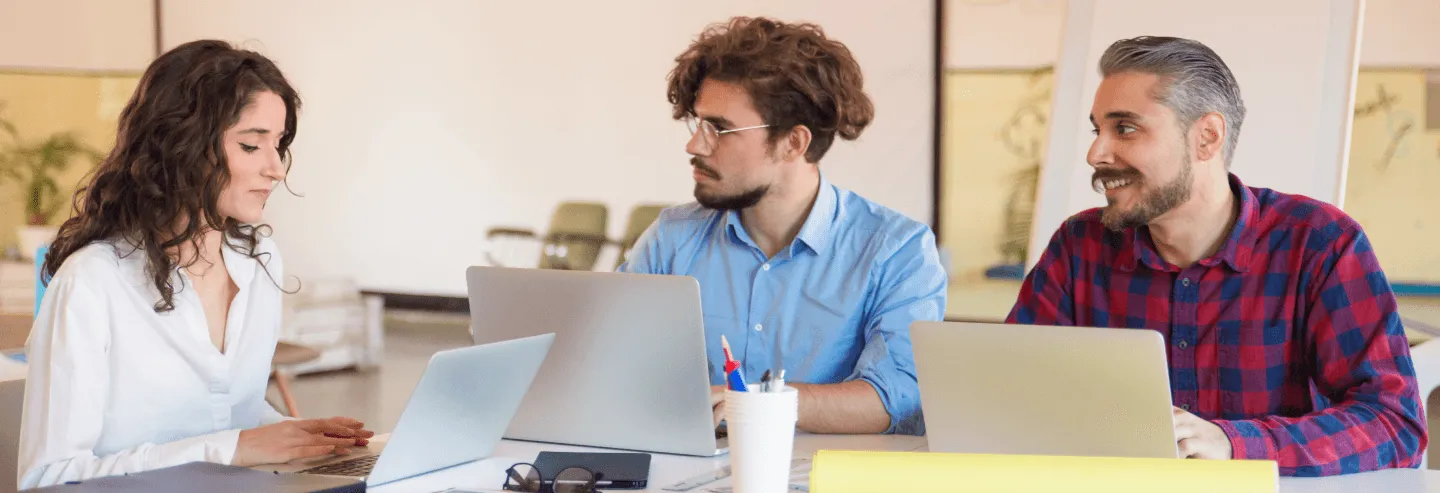 personas con laptops en reunion