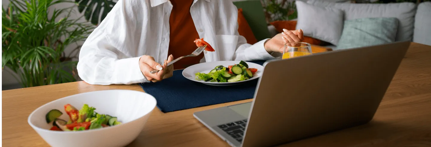 mujer comiendo ensalada