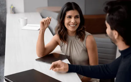 Escalabilidad elástica en atención al cliente: Por qué la IA es el único 'empleado' que puedes clonar bajo demanda